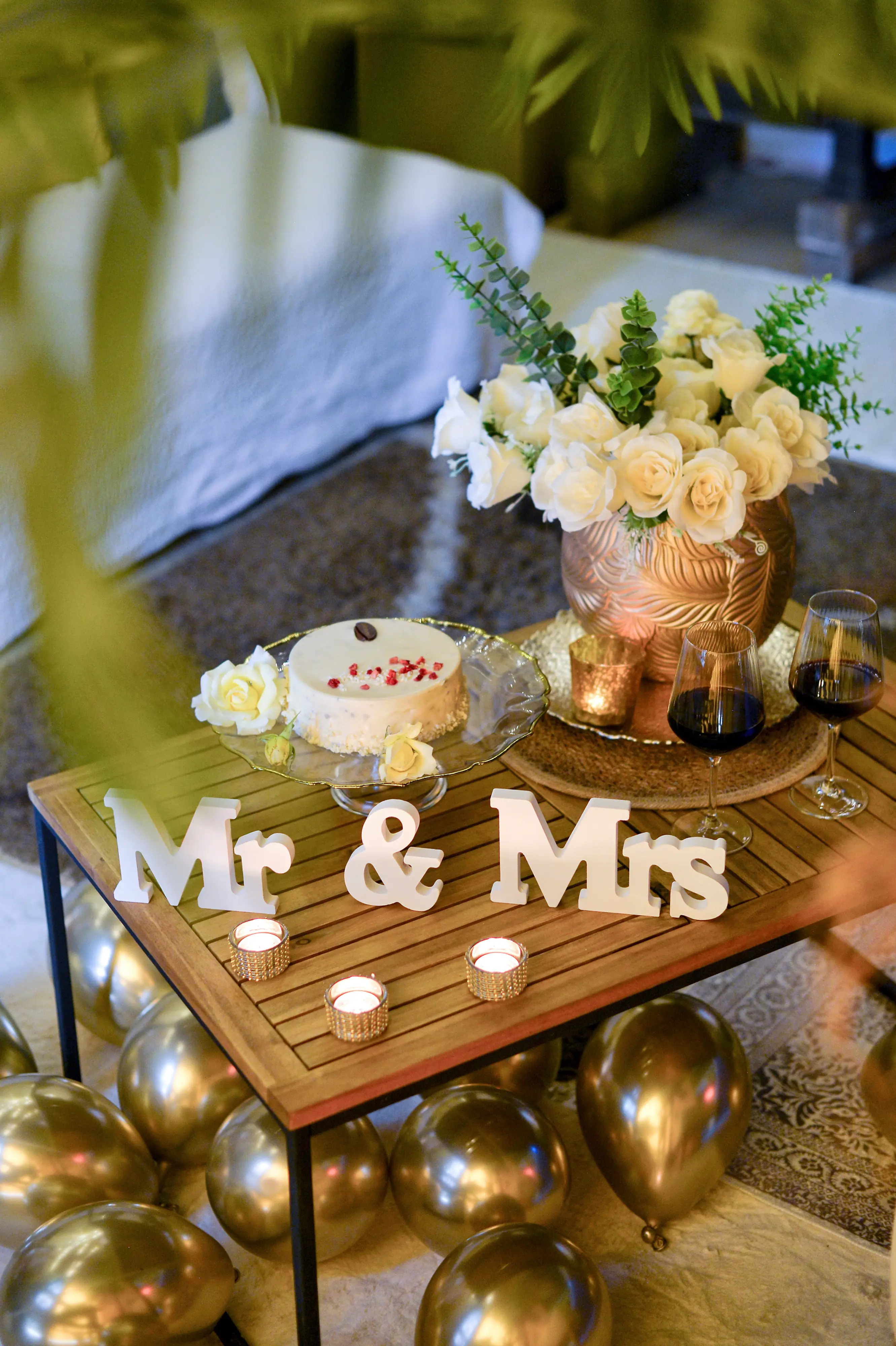 Mr & Mrs sign with cake, bouquet, and table decor