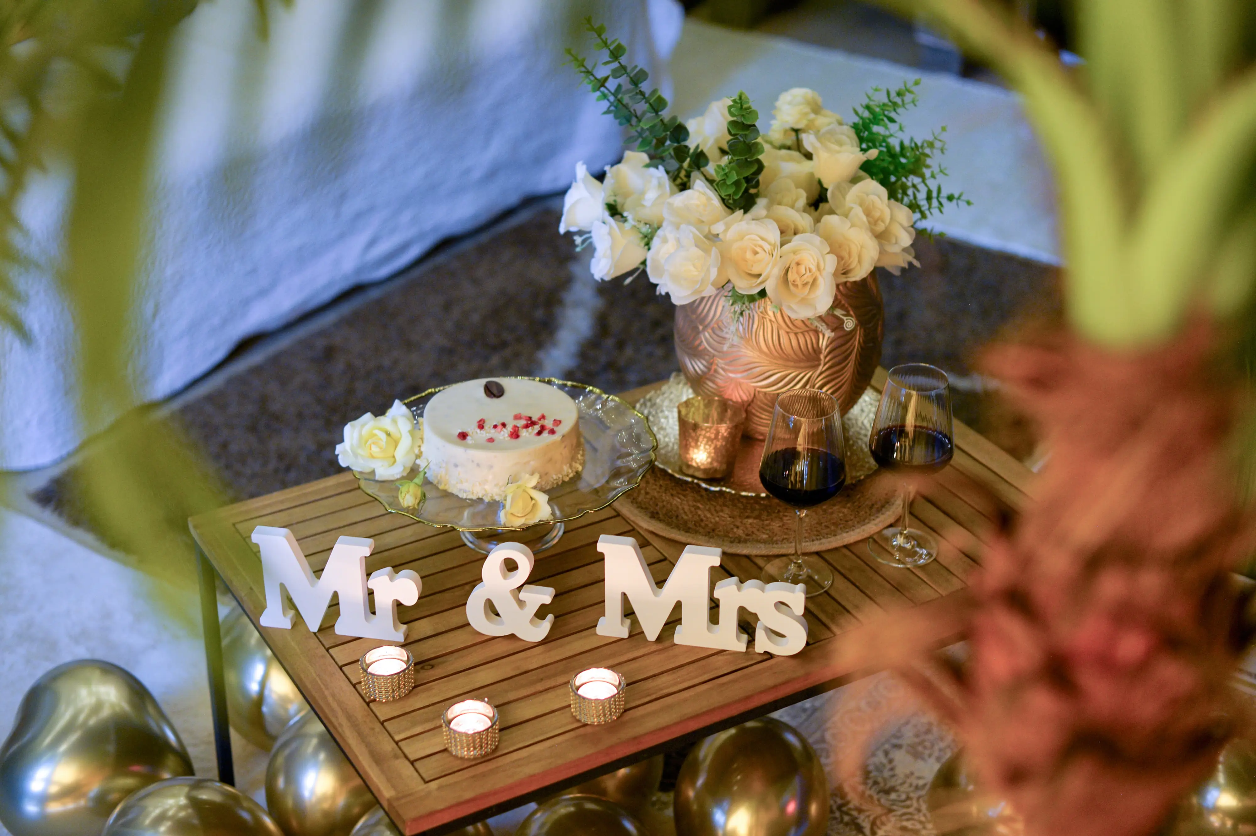 Mr & Mrs sign with cake and table styling