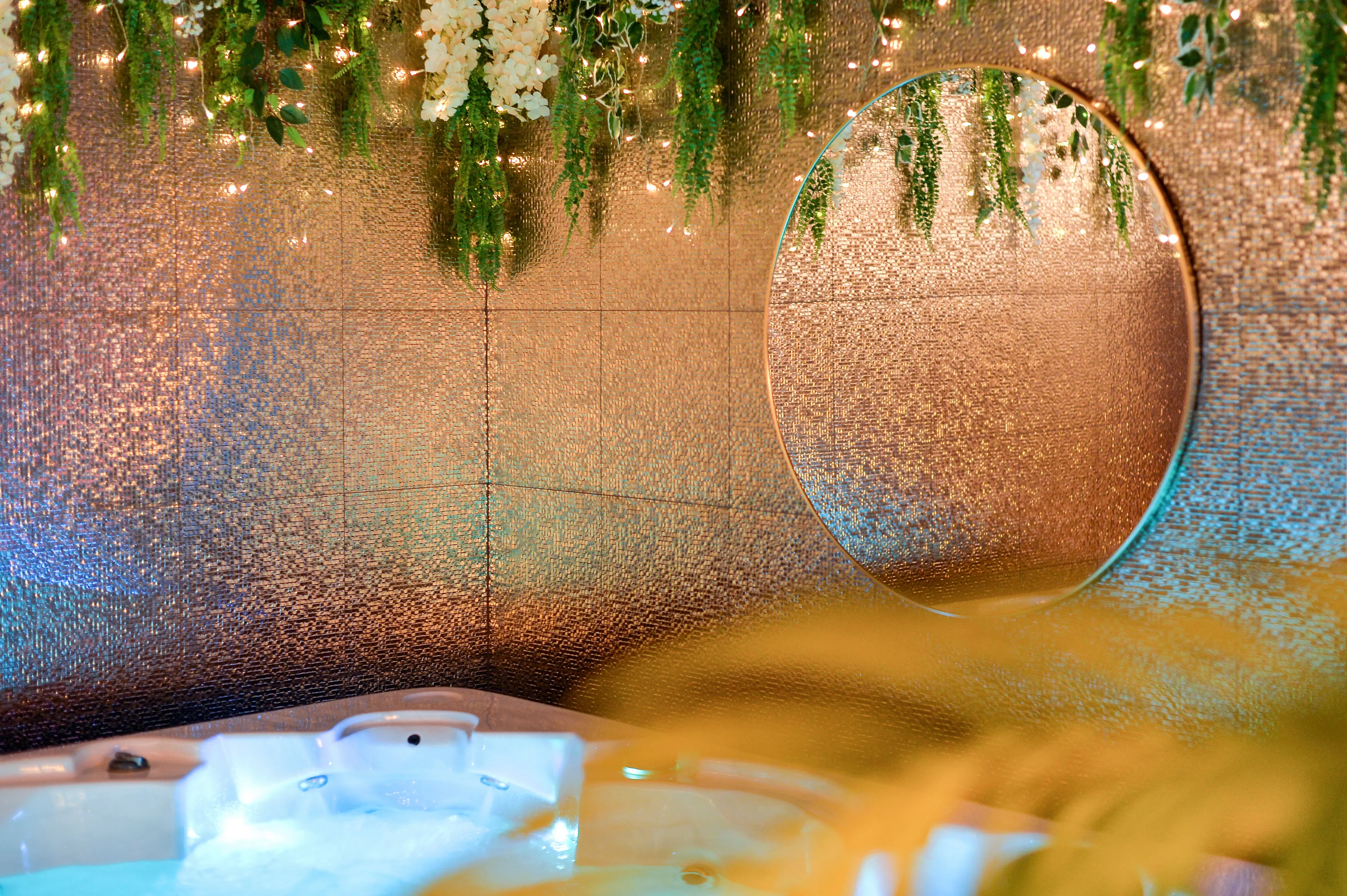 Detalj jacuzzija i okruglog ogledala
