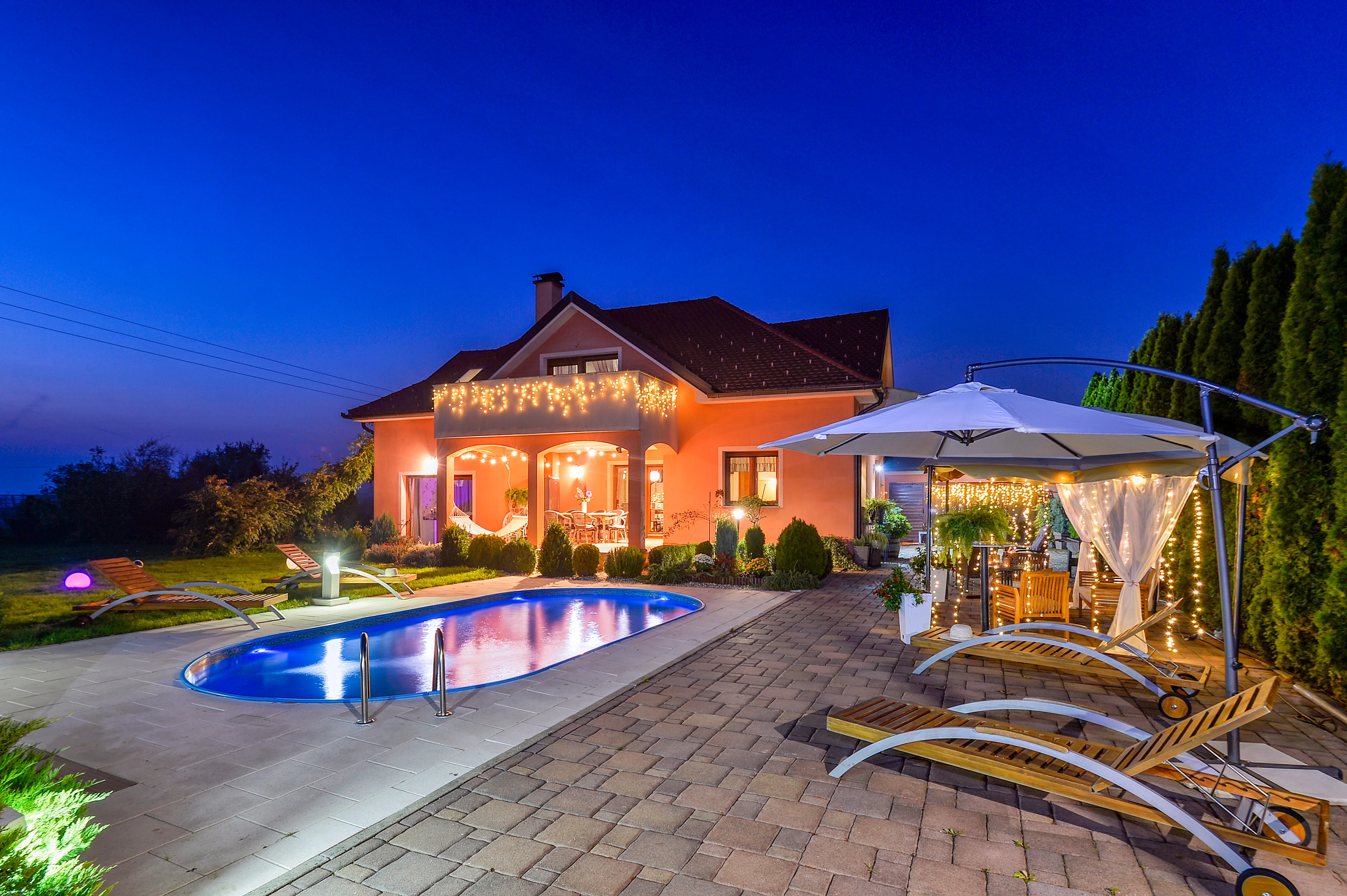 Holiday Villa Rita večernji pogled na bazen i vilu
